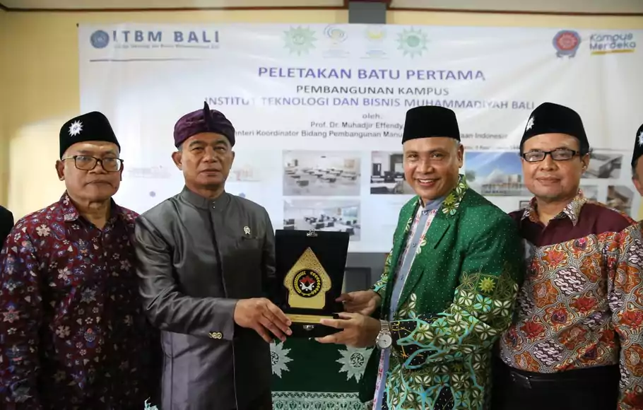 Menteri Koordinator Bidang Pembangunan Manusia dan Kebudayaan (Menko PMK) Muhadjir Effendy saat memberi sambutan pada peletakan batu pertama Institut Teknologi dan Bisnis Muhammadiyah (ITBM), Jembrana, Bali, Sabtu 1 Oktober 2022.