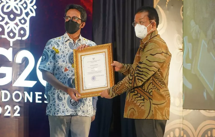 Direktur PT Multi Harapan Utama Achmad Zuhraidi saat menerima penghargaan Prestasi Keberhasilan Penerapan Kaidah Teknik Pertambangan yang Baik (Good Mining Practice/ GMP Award) tahun 2022.