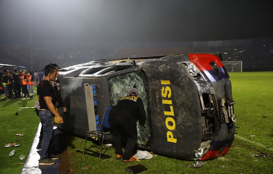Sebuah mobil polisi hancur akibat kericuhan seusai pertandingan Liga 1 antara Arema melawan Persebaya di Stadion Kanjuruhan, Malang, Jatim, Sabtu, 1 Oktober 2022.