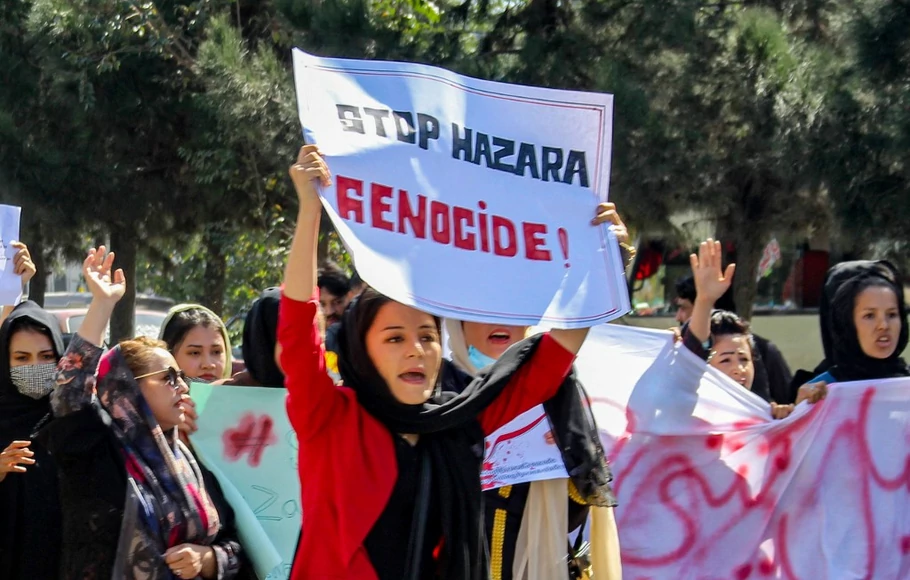 Aksi protes wanita dari minoritas Hazara di Afghanistan sehari setelah serangan bom bunuh diri di pusat pembelajaran Dasht-e-Barchi, di Kabul pada 1 Oktober 2022.