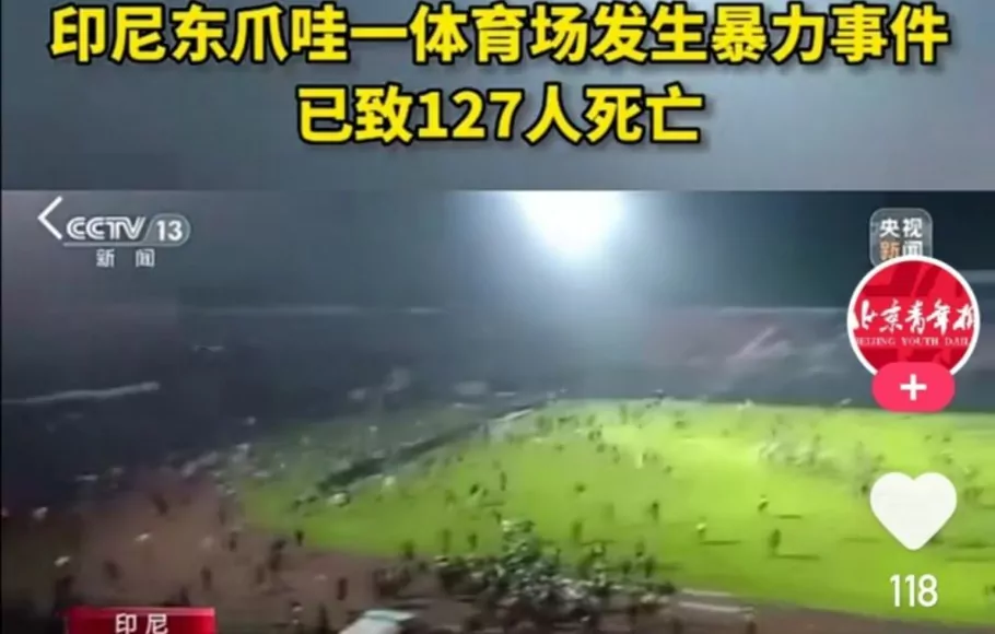 Cuplikan gambar siaran berita Tiongkok CCTV 13 tentang tragedi maut Stadion Kanjuruhan, Malang, Jawa Timur.