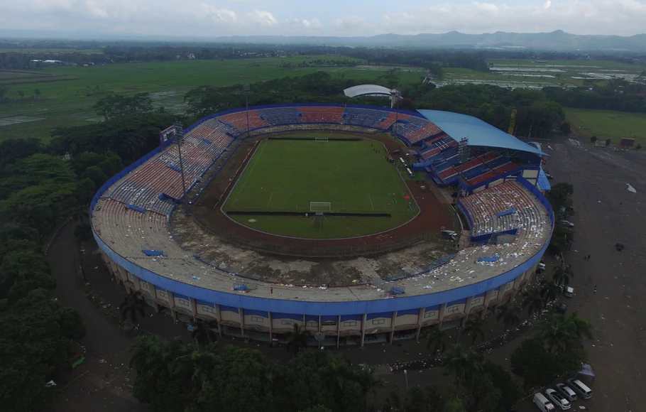 Foto udara kondisi Stadion Kanjuruhan usai kerusuhan di stadion tersebut, Malang, Jatim, Minggu, 2 Oktober 2022.