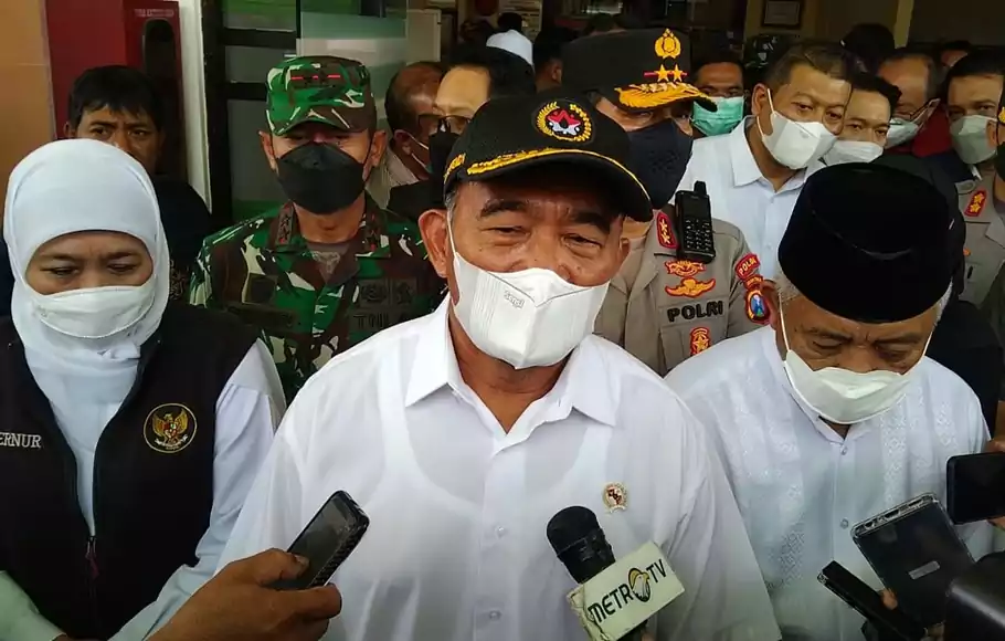 Menteri PMK Muhadjir Effendy saat melihat lokasi kerusuhan di Stadion Kanjuruhan, Kepanjen, Kabupaten Malang, Jawa Timur. Minggu 2 Oktober 2022.