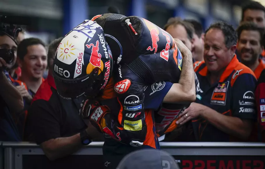Pembalap Red Bull KTM Miguel Oliveira disambut oleh timnya setelah menjuarai Grand Prix Thailand, 2 Okt. 2022.
