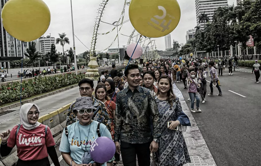 Sejumlah anggota komunitas sepeda mengenakan batik saat bersepeda di hari bebas berkendara di Jalan Sudirman, Senayan, Jakarta, Minggu 2 September 2022.