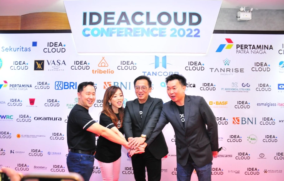Founder Tribelio Denny Santoso, CEO Tanrise Property Belinda Tanoko, Founder & CEO Tan Corp Hermanto Tanoko dan Founder Global Leadership Center Roby Tjiptadjaya saat acara IdeaCloud Conference di Surabaya, 1 Oktober 2022.