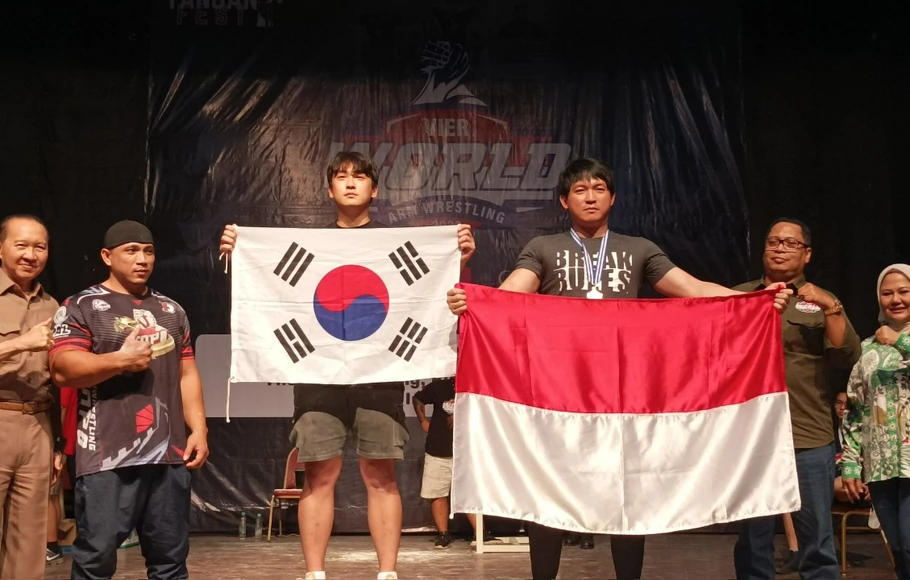 Atlet gulat tangan asal Korea Selatan (Korsel), Ju Minkyung tampil sebagai juara umum (king of table) kejuaraan Vier World Arm Wrestling 2022 di Jakarta, Minggu, 2 Oktober 2022.