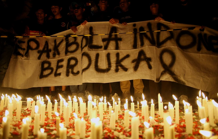 Para pendukung Tim Nasional Indonesia, Ultras Garuda, menggelar ‎doa bersama serta tabur bunga dan menyalakan lilin di Stadion GBK (Gelora Bung Karno), Jakarta, Minggu 2 Oktober 2022 malam. Mereka berduka cita atas terjadinya tragedi Kanjuruhan.