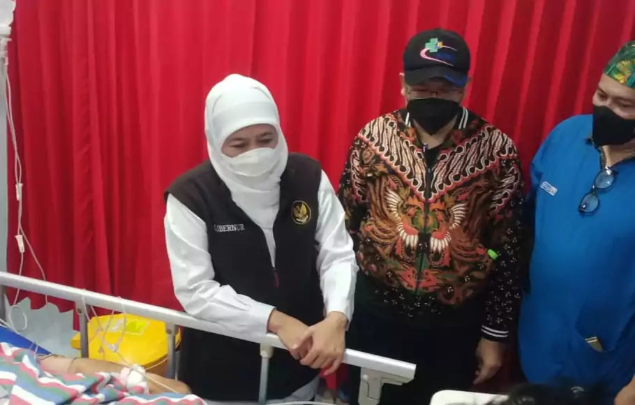 Gubernur Jawa Timur, Khofifah Indar Parawansa saat mengunjungi korban tragedi Kanjuruhan di Rumah Sakit Syaiful Anwar (RSSA) Malang, Minggu 2 Oktober 2022.
