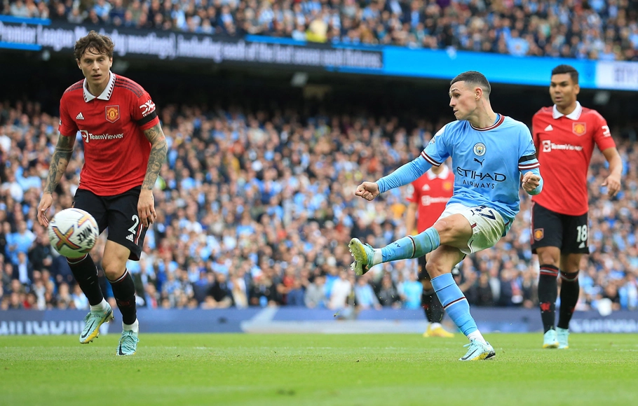 Gelandang Manchester City Phil Foden mencetak gol keenam timnya ke gawang Manchester United dalam lanjutan Liga Premier Inggris, Minggu, 2 Oktober 2022.