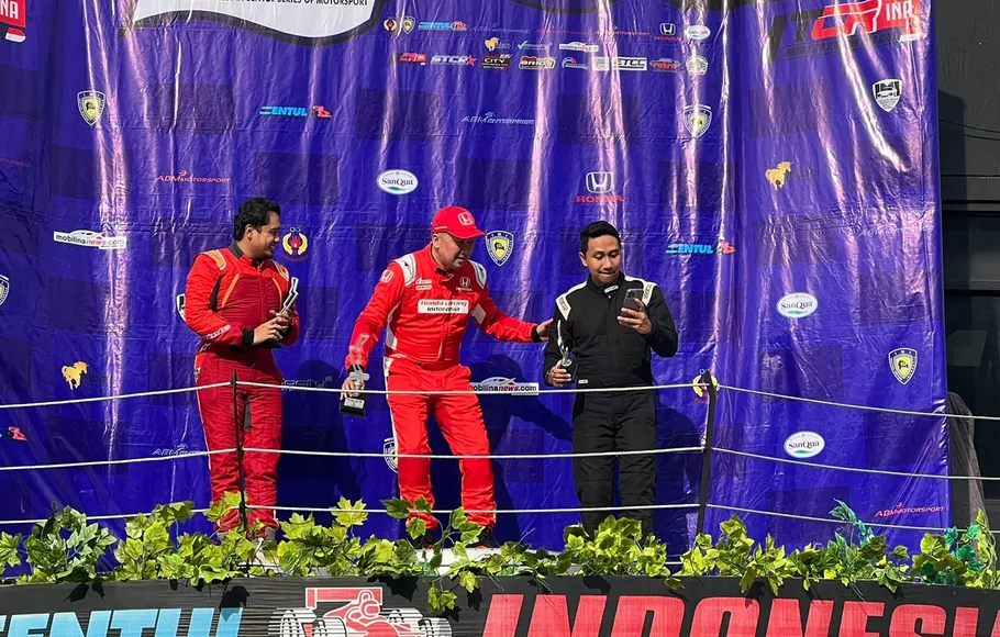 Alvin Bahar (tengah) di podium juara ISSOM putaran 5.