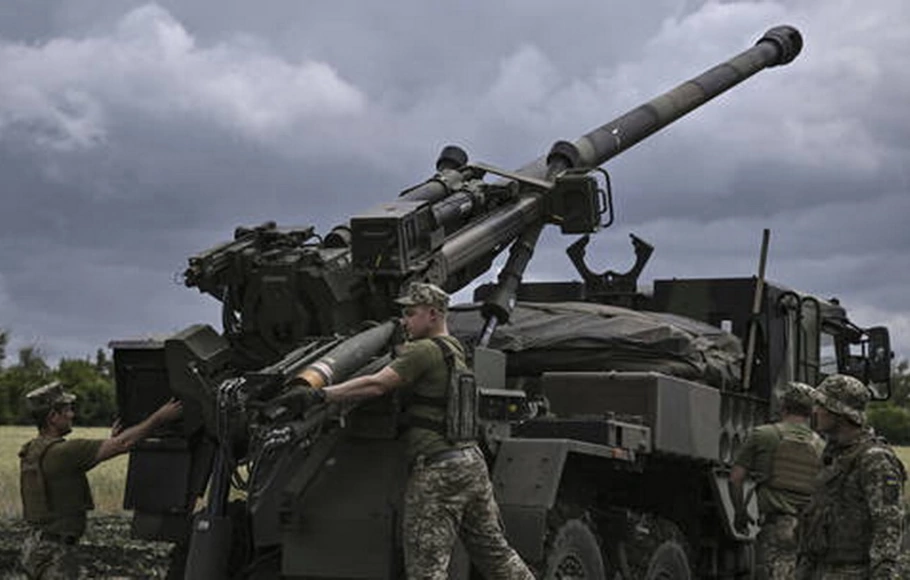 Pasukan Ukraina bersiap untuk menembak dengan senjata howitzer Prancis Caesar di Donbass pada 15 Juni 2022. 