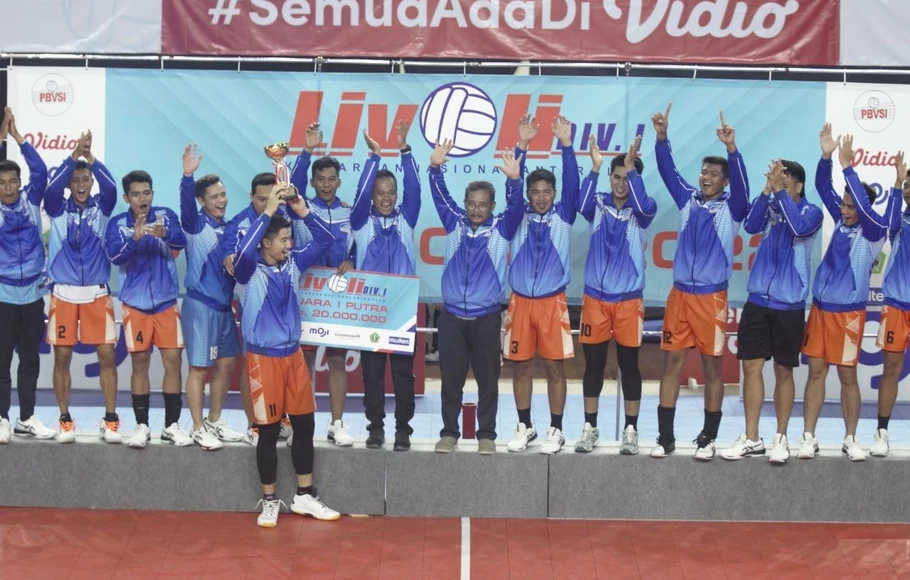 Tim putra PDAM Tirta Bhagasasi Bekasi menjuarai kompetisi bola voli Livoli Divisi Satu dengan mengalahkan Lavani Bogor di GOR Debes Kabupaten Bogor, Minggu 2 Oktober 2022.