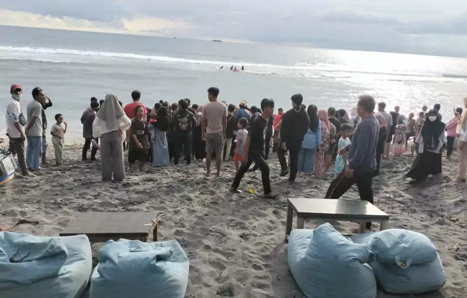 Proses pencarian tiga mahasiswa yang tewas tenggelam di Pantai Klui, Dusun Klui, Desa Malaka, Kabupaten Lombok Utara, NTB. Minggu, 2 Oktober 2022.