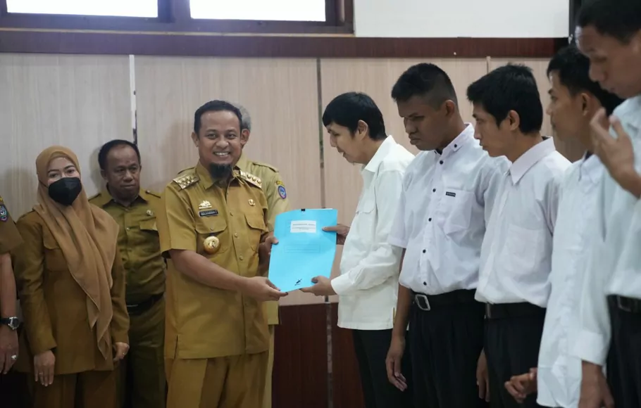 12 orang penyandang disabilitas menerima surat keputusan non-ASN Pemprov Sulsel dari Gubernur Sulawesi Selatan, Andi Sudirman Sulaiman.