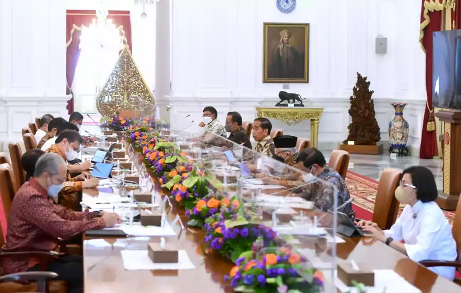 Presiden Joko Widodo (Jokowi) memimpin rapat bersama jajaran kabinetnya untuk mematangkan berbagai persiapan Konferensi Tingkat Tinggi (KTT) G-20 di Istana Merdeka, kompleks Istana Kepresidenan Jakarta, Senin, 3 Oktober 2022.