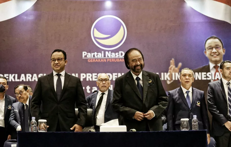 Ketua Umum Partai Nasdem Surya Paloh (tiga kanan), bersama Gubernur DKI Jakarta Anies Baswedan (tiga kiri), dan sejumlah pengurus Partai Nasdem saat deklarasi calon presiden dari Partai Nasdem, di Nasdem Tower, Jakarta, Senin 3 Oktober 2022.