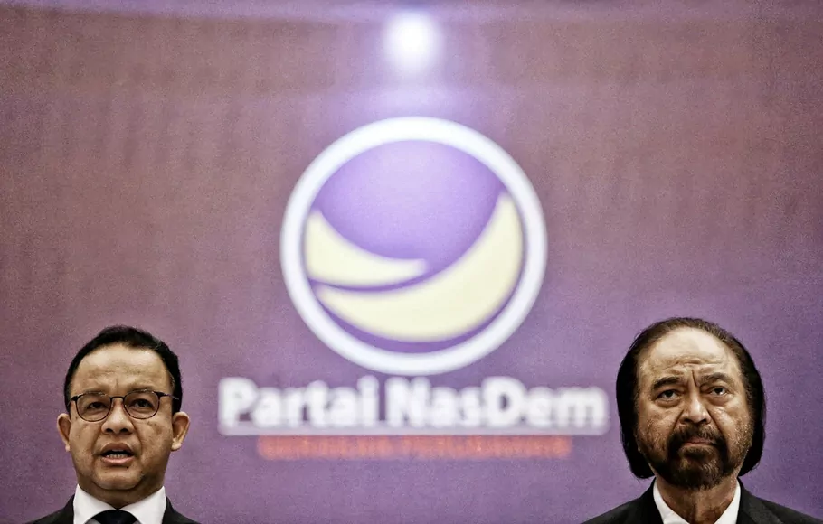 Ketua Umum Partai Nasdem Surya Paloh (kanan), bersama Gubernur DKI Jakarta Anies Baswedan (kiri), saat deklarasi calon presiden dari Partai Nasdem, di Nasdem Tower, Jakarta, Senin 3 Oktober 2022.