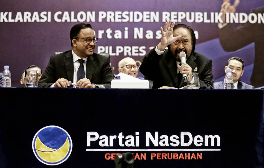Ketua Umum Partai Nasdem Surya Paloh (kanan), bersama Gubernur DKI Jakarta Anies Baswedan (kiri), memberikan keterangan pers saat deklarasi calon presiden dari Partai Nasdem, di Nasdem Tower, Jakarta, Senin 3 Oktober 2022.