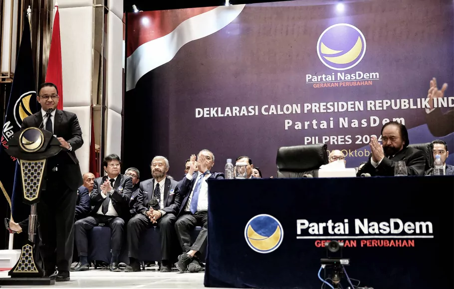 Ketua Umum Partai Nasdem Surya Paloh (kanan), bersama Gubernur DKI Jakarta Anies Baswedan (kiri), dan sejumlah pengurus Partai Nasdem saat deklarasi calon presiden dari Partai Nasdem, di Nasdem Tower, Jakarta, Senin 3 Oktober 2022.