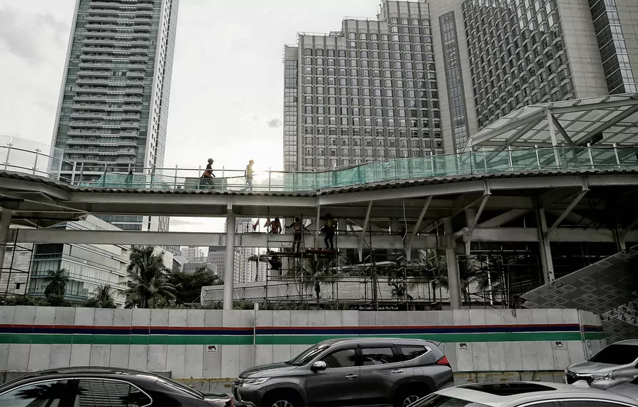 Sejumlah pekerja menyelesaikan revitalisasi halte TransJakarta di Bundaran Hotel Indonesia (HI), Jakarta, Senin 3 Oktober 2022.