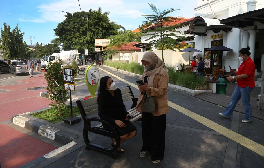 Warga berjalan di trotoar yang dibangun menggunakan beton ThruCrete dan DekoCrete produk PT Semen Indonesia, di Jakarta, Senin, 3 Oktober 2022. Kota-kota di sejumlah negara termasuk Indonesia, gencar melakukan revitalisasi trotoar untuk menghadirkan fasilitas publik yang layak bagi warganya.