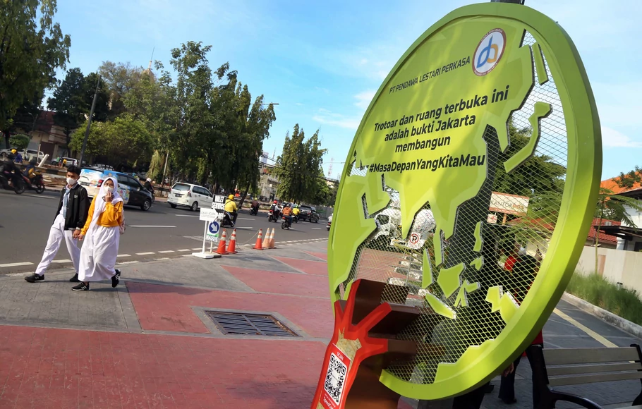 Warga berjalan di trotoar yang dibangun menggunakan beton ThruCrete dan DekoCrete produk PT Semen Indonesia, di Jakarta, Senin, 3 Oktober 2022. Kota-kota di sejumlah negara termasuk Indonesia, gencar melakukan revitalisasi trotoar untuk menghadirkan fasilitas publik yang layak bagi warganya.