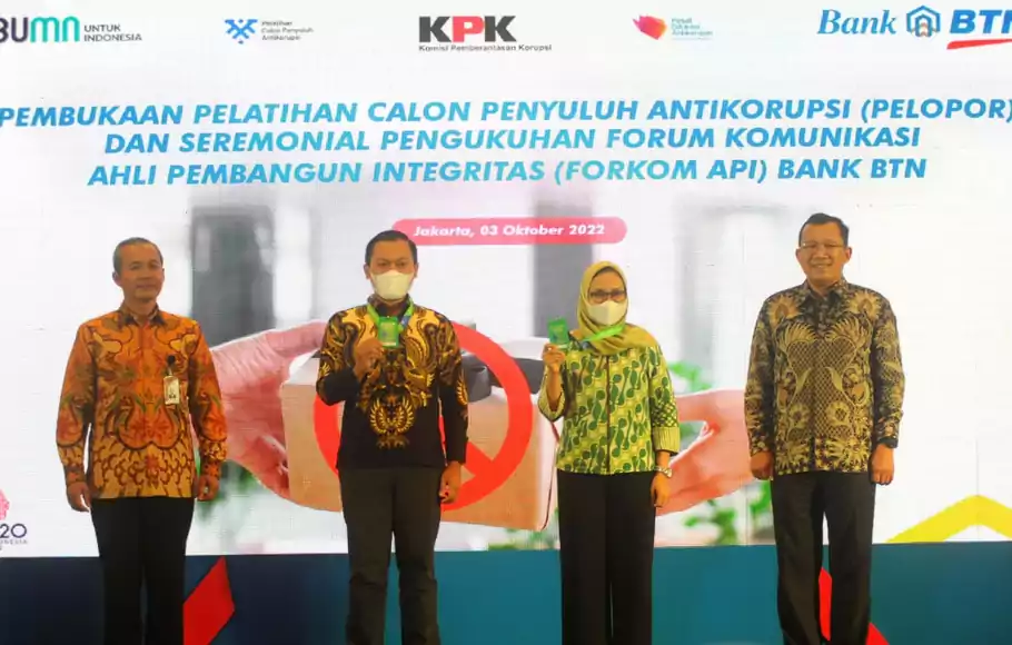 Direktur Utama PT Bank Tabungan Negara (Persero) Tbk Haru Koesmahargyo (kanan) berfoto bersama sejumlah pegawai BTN yang diangkat sebagi pengurus Forum Komunikasi Ahli Pembangun Integritas (Forkom API) BTN di Jakarta, Senin 3 Oktober 2022.