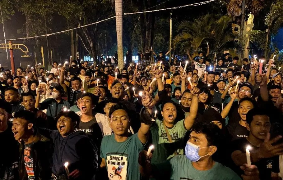 Ratusan suporter bola di Kota Medan, Sumatera Utara menyalakan 1.000 lilin hingga doa bersama di Taman Ahmad Yani Medan pada Senin 3 Oktober 2022 malam, sebagai bentuk belasungkawa atas tragedi kerusuhan di Stadion Kanjuruhan, Malang, yang menewaskan ratusan orang. 