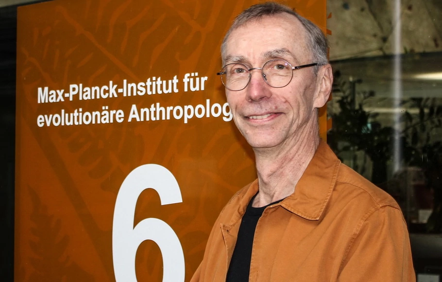 Ahli paleogenetika Swedia dan peraih Hadiah Nobel Kedokteran 2022 Svante Paabo berpose sebelum konferensi pers, di Institut Max Planck untuk Antropologi Evolusi di Leipzig, pada Senin 3 Oktober 2022. 