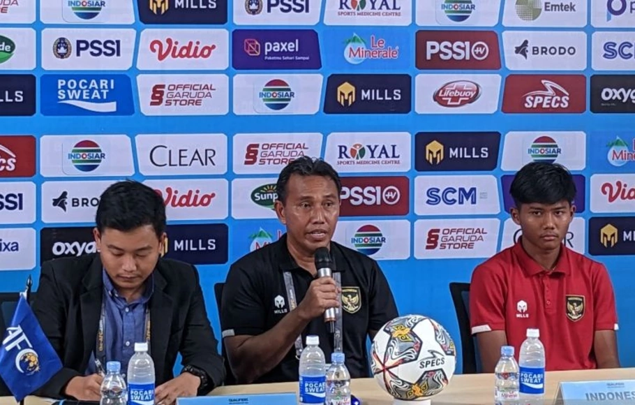 Pelatih Timnas U-17 Indonesia, Bima Sakti (tengah) dan Arkhan Kaka (kanan).  