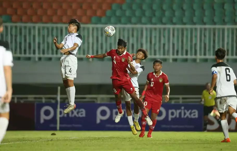 Timnas U-17 Indonesia (merah) melawan Guam dalam Kualifikasi Piala Asia U-17 di Stadion Pakansari, Cibinong, Bogor yang digelar tanpa penonton, Senin, 3 Oktober 2022.