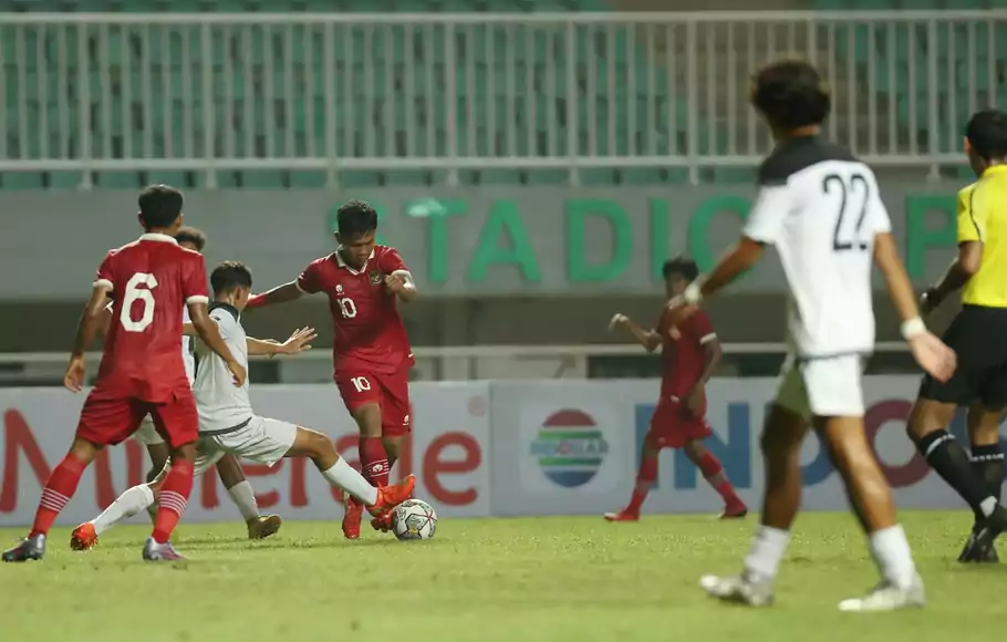 Timnas U-17 Indonesia (merah) saat melawan Guam di Stadion Pakansari, Senin, 3 Oktober 2022. 