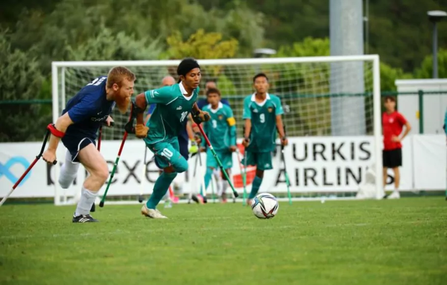 Tim Sepak Bola Amputasi Indonesia (hijau) saat bertanding di Piala Dunia Sepak Bola Amputasi di Turkiye.