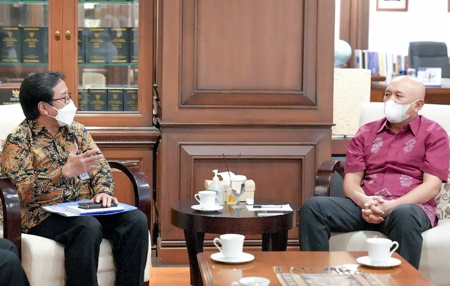 Kepala BSN (Badan Standarisasi Nasional) Kukuh S Achmad menyerahkan dokumen SNI 9098:2022 Minyak Makan Merah kepada Menteri Koperasi dan UKM, Teten Masduki, di Jakarta, 4 Oktober 2022.