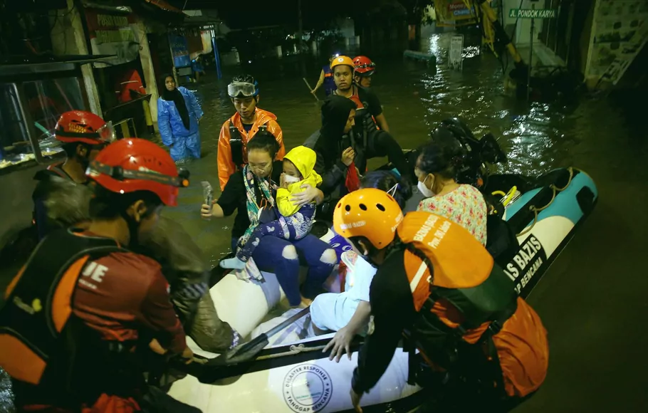 Petugas mengevakuasi warga yang terdampak banjir dengan perahu karet di kawasan Pondok Karya, Jakarta Selatan, Selasa 4 Oktober 2022 malam.