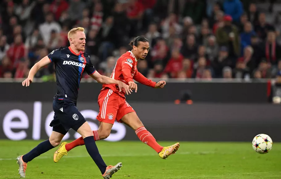 Gelandang Bayern Muenchen, Leroy Sane (kanan) melepaskan tendangan yang menghasilan gol saat bertemu Viktoria Plzen di Liga Champions, Selasa, 4 Oktober 2022.