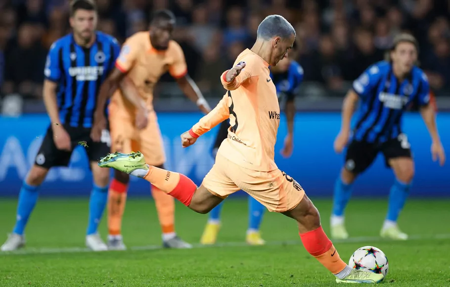 Striker Atletico Madrid, Antoine Griezmann, mengeksekusi tendangan penalti yang kemudian gagal menghasilkan gol saat bertemu Club Brugge, di ajang Liga Champions, Selasa, 4 September 2022.