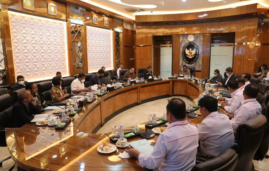 Rapat Tim Gabungan Independen Pencari Fakta (TGIPF) tragedi Kanjuruhan, melakukan rapat perdana, Selasa (4/10/2022) malam di kantor Kemenko Polhukam, Jakarta.