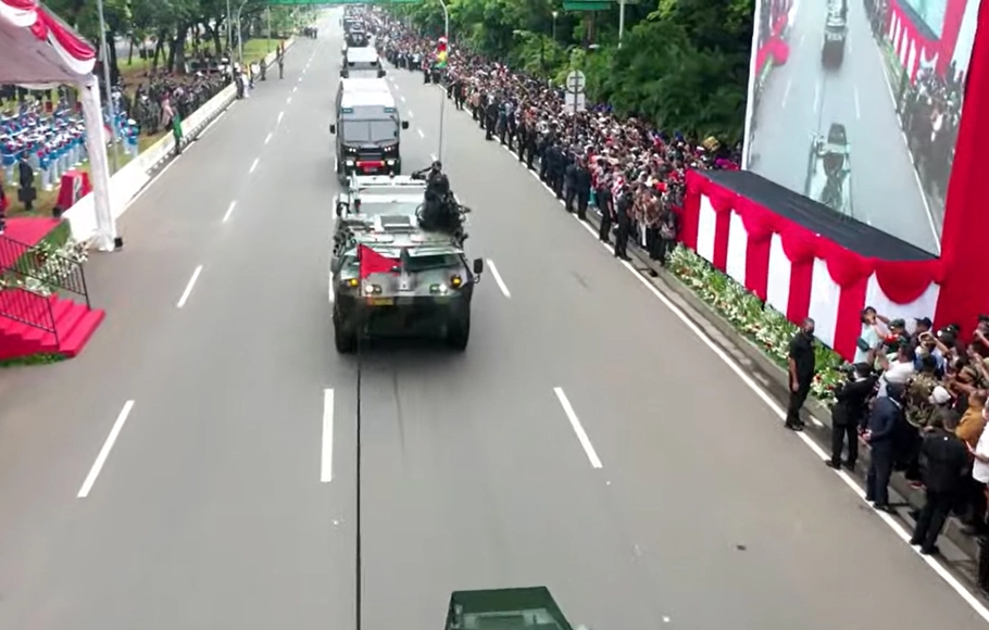 Sejumlah tentara berada di kendaraan taktis TNI yang melintas di depan Istana Merdeka, Jakarta, Rabu, 5 Oktober 2022.