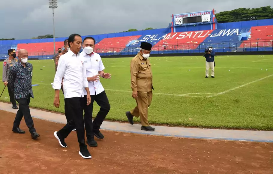 Presiden Jokowi tinjau langsung Stadion Kanjuruhan, Malang, pascatragedi sepak bola yang menelan 131 korban jiwa.