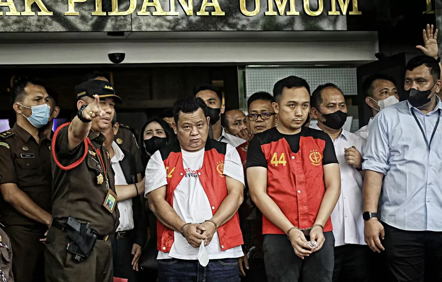 Tersangka kasus dugaan pembunuhan Brigadir Nofriansyah Yosua Hutabarat atau Brigadir J Kuat Maruf (tengah), dan Ricky Rizal,diperlihatkan kepada wartawan di depan gedung Tindak Pidana Umum, Kejaksaan Agung, Jakarta, Rabu 5 Oktober 2022.