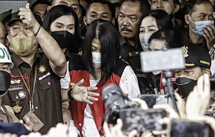 Tersangka kasus pembunuhan berencana Brigadir J, Putri Candrawathi (tengah), diperlihatkan oleh petugas Kejagung saat proses pelimpahan berkas perkara tahap dua di Gedung Kejaksaan Agung, Jakarta, Rabu 5 Oktober 2022.