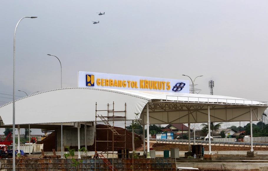 Pesawat helikopter melintas di atas gerbang tol Krukut 5 pada proyek pembangunan jalan Tol Cinere-Jagorawi (Cijago) seksi 3 di Kukusan, Depok, Jawa Barat, Rabu 5 Oktober 2022.