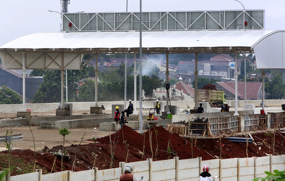 Pekerja sedang menyelesaikan kontruksi gerbang tol Krukut 5 pada proyek pembangunan jalan Tol Cinere-Jagorawi (Cijago) seksi 3 di Kukusan, Depok, Jawa Barat, Rabu 5 Oktober 2022.