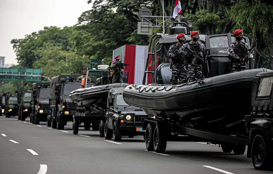 Sejumlah prajurit TNI manaiki kendaraan tempur saat pawai alutsista usai upacara peringatan HUT ke-77 TNI di Jalan Medan Merdeka Utara, Jakarta, Rabu 5 Oktober 2022.