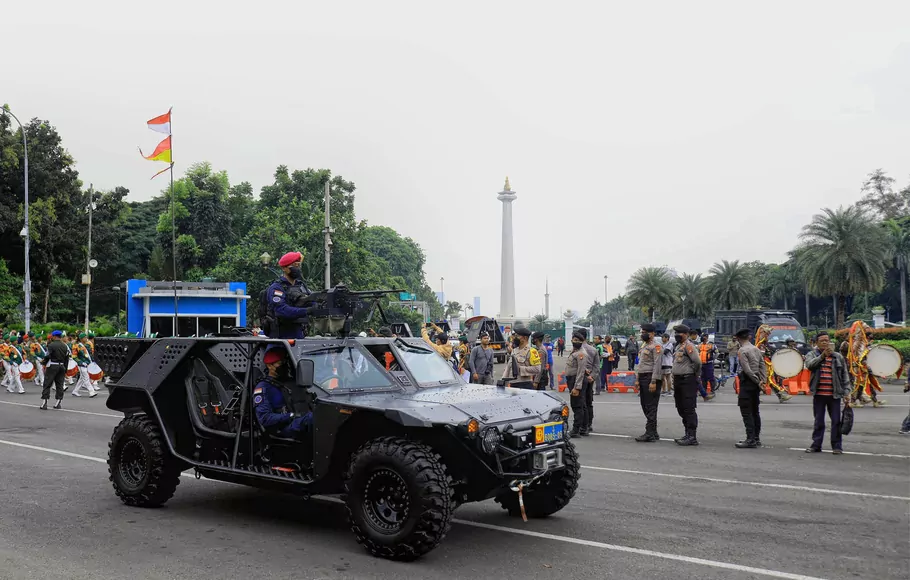 Sejumlah prajurit TNI manaiki kendaraan tempur saat pawai alutsista usai upacara peringatan HUT ke-77 TNI di Jalan Medan Merdeka Utara, Jakarta, Rabu 5 Oktober 2022.