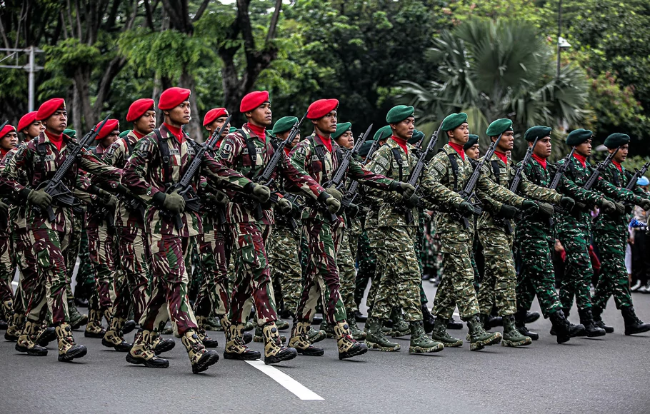 Sejumlah prajurit TNI mengikuti defile usai upacara peringatan HUT ke-77 TNI di halaman Istana Merdeka, Jakarta, Rabu 5 Oktober 2022.