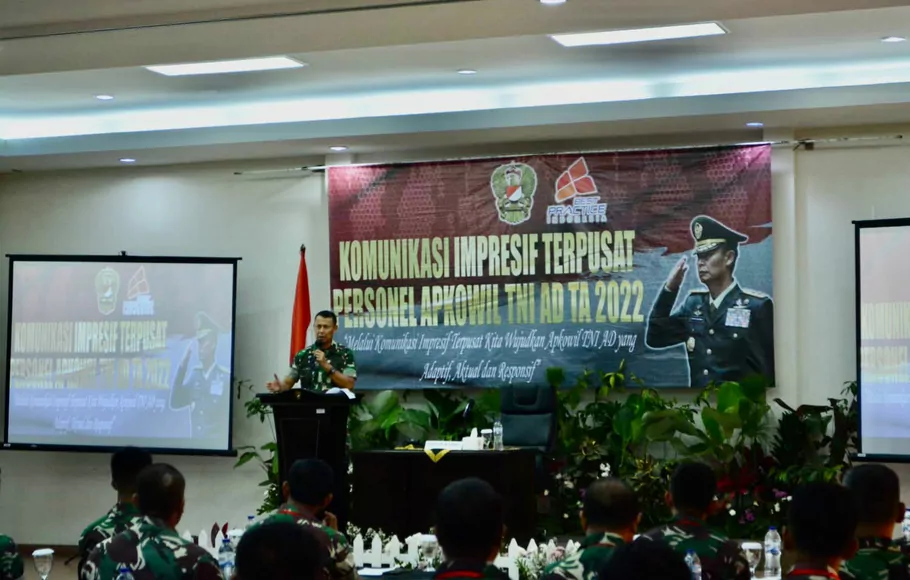 Asisten Teritorial Kasad, Mayjen TNI Karmin Suharna ketika membuka Kegiatan Komunikasi Impresif Terpusat Personil Apkowil TNI AD Tahun 2022 di Kabupaten Bogor.