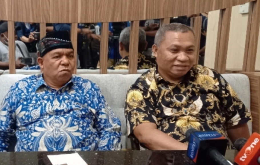 Koordinator Kuasa Hukum Gubernur Papua Lukas Enembe, Petrus Bala Pattyona (kiri) saat meberikan keterangan pers di Jayapura, Rabu, 5 Oktober 2022.